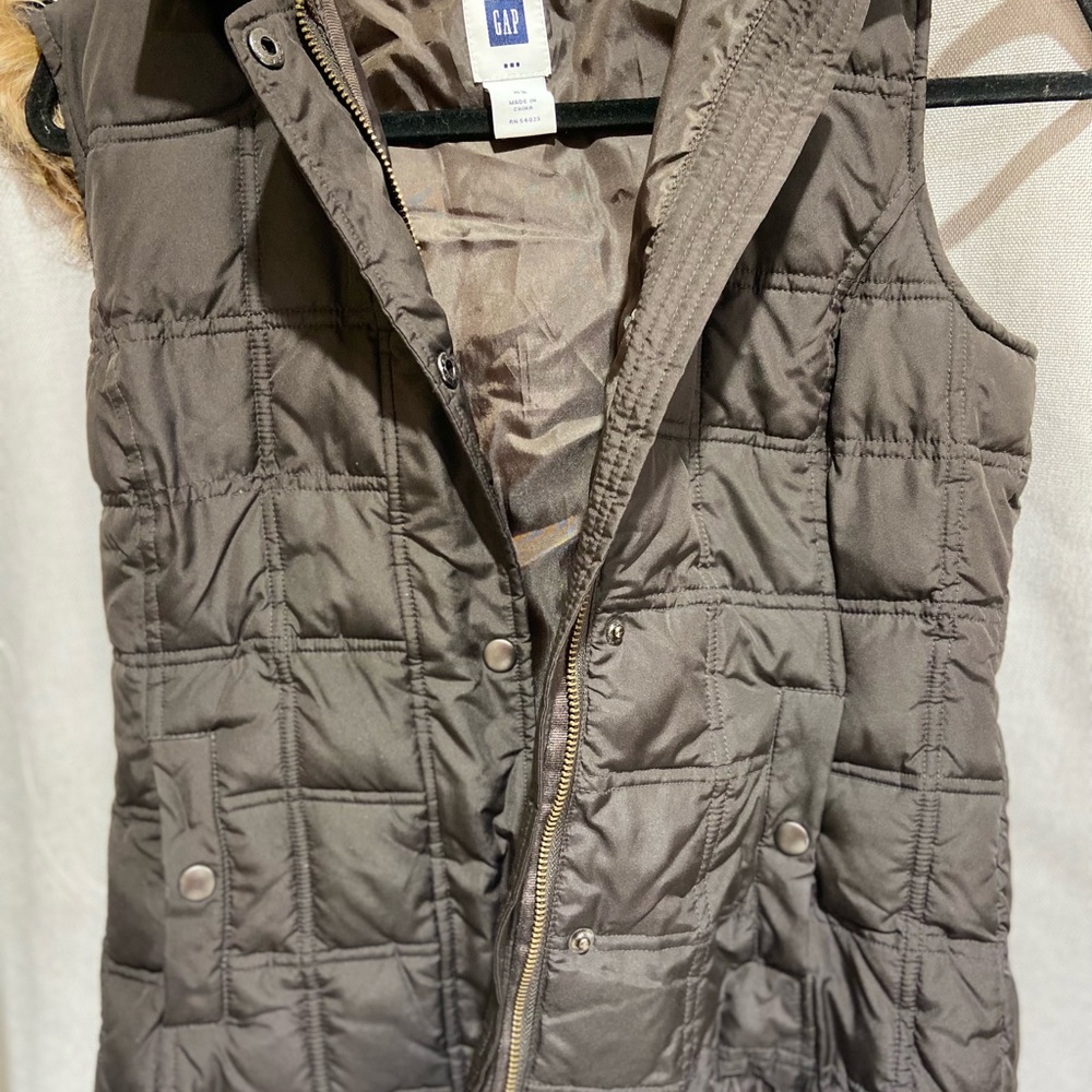GAP Women's Quilted Vest with Fur trimmed removable hood XSmall Brown